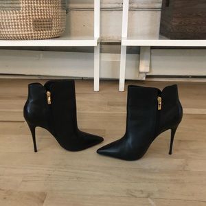 black ankle heeled pointed toe bootie with zipper